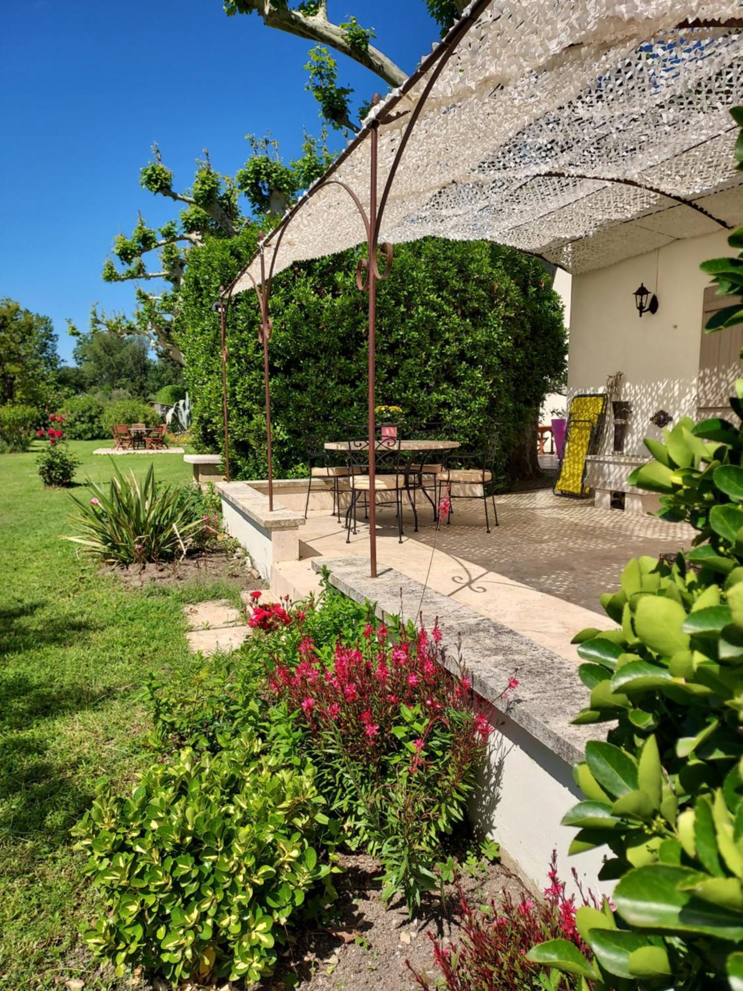 La Bastide Des Amouriers Caumont-sur-Durance Exterior photo