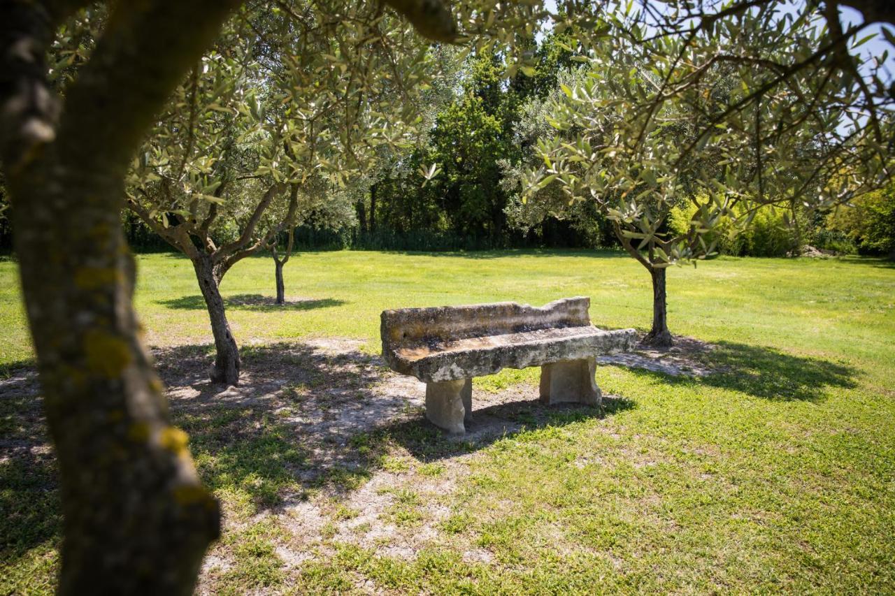 La Bastide Des Amouriers Caumont-sur-Durance Exterior photo